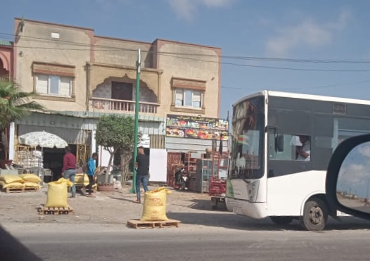 احتلال للملك العمومي بطريق مراكش يعرقل توقف حافلات النقل الحضري وقد يتسبب في حوادث سير خطيرة 