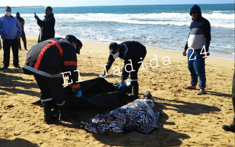 عاجل وبالصور.. انتشال جثة الطالب الجامعي الغريق من مياه شاطىء سيدي بوزيد 
