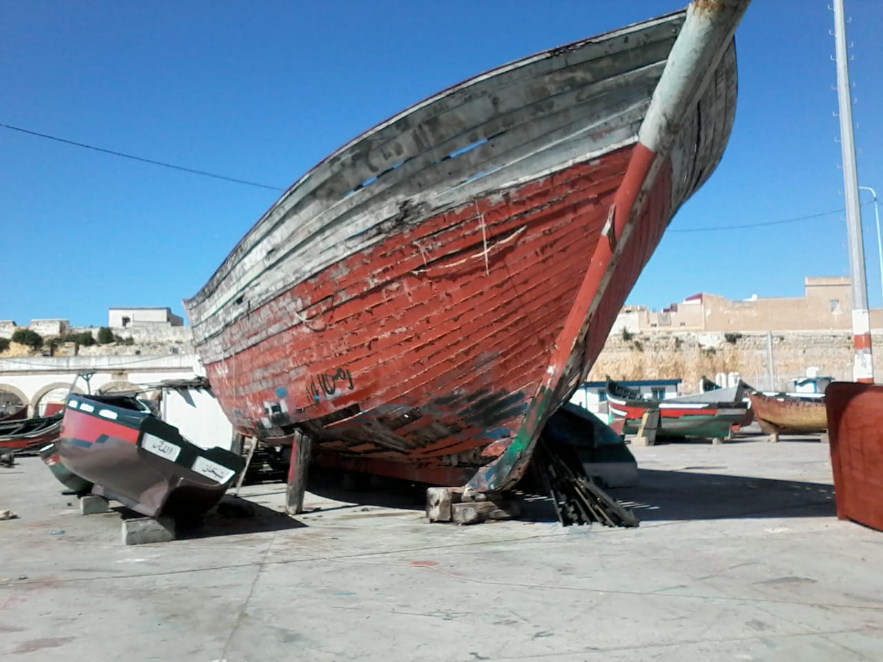 مركب للصيد محجوز بورش بناء المراكب بميناء الجديدة منذ 28 سنة يهدد حياة البحارة والمهنيين