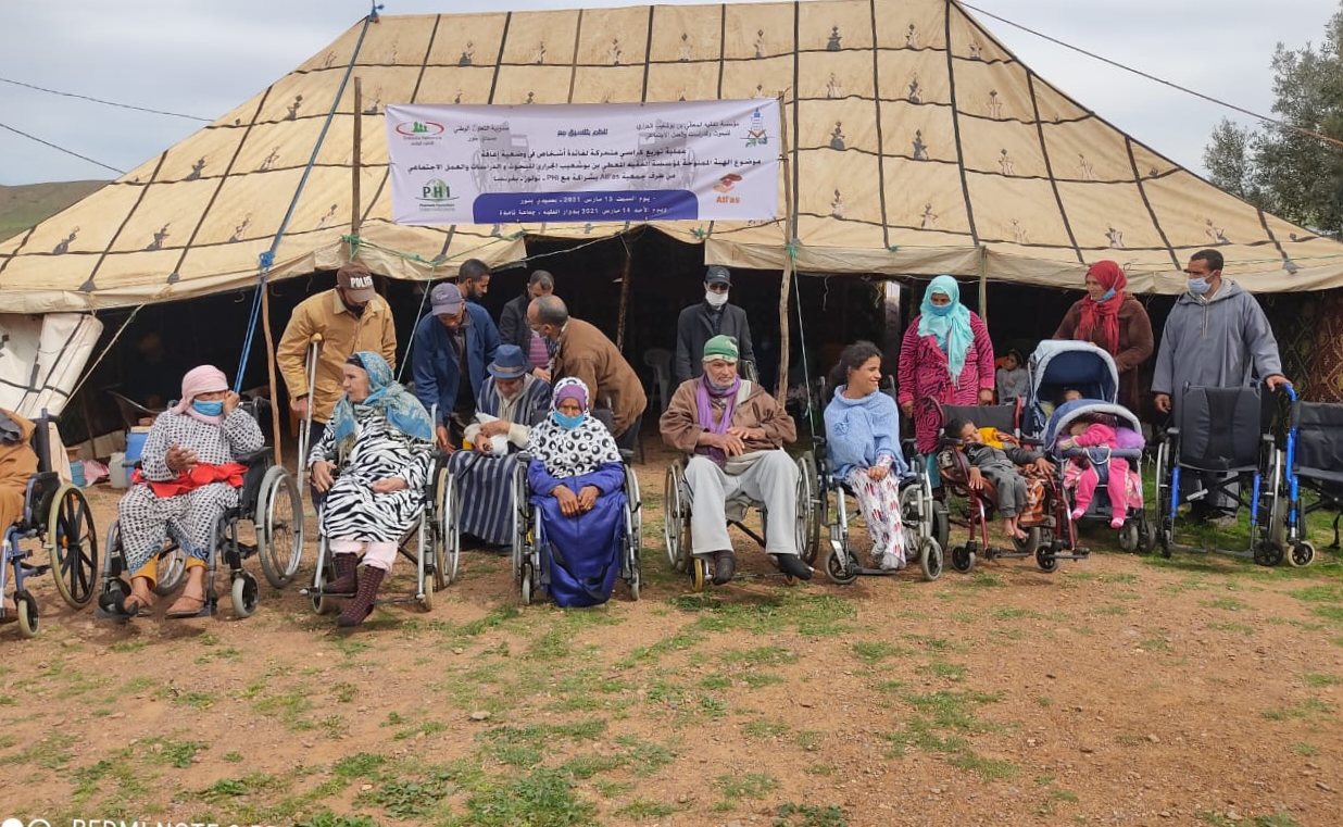 مؤسسة خيرية توزع كراسي متحركة ومعدات طبية على ذوي الاحتياجات الخاصة بإقليم سيدي بنور 