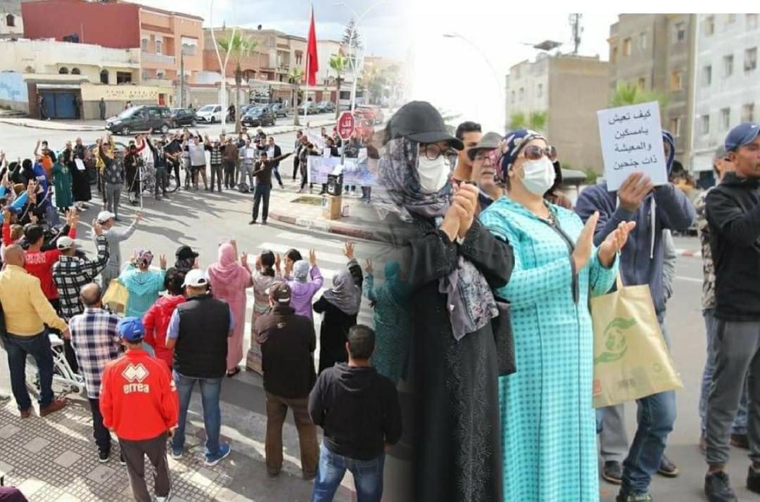 مواطنون يحتجون ضد غلاء المعيشة وارتفاع اسعار فواتير الماء والكهرباء أمام وكالة لاراديج بأزمور