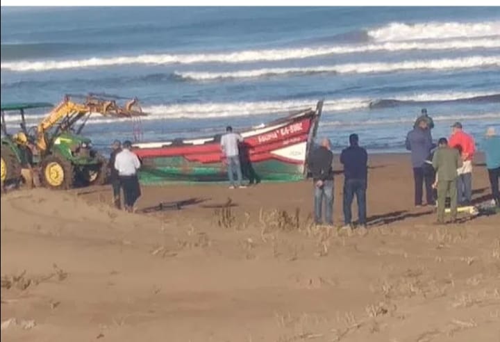 جنوح قارب للصيد التقليدي اختفى من ميناء الدار البيضاء بسواحل إقليم الجديدة 