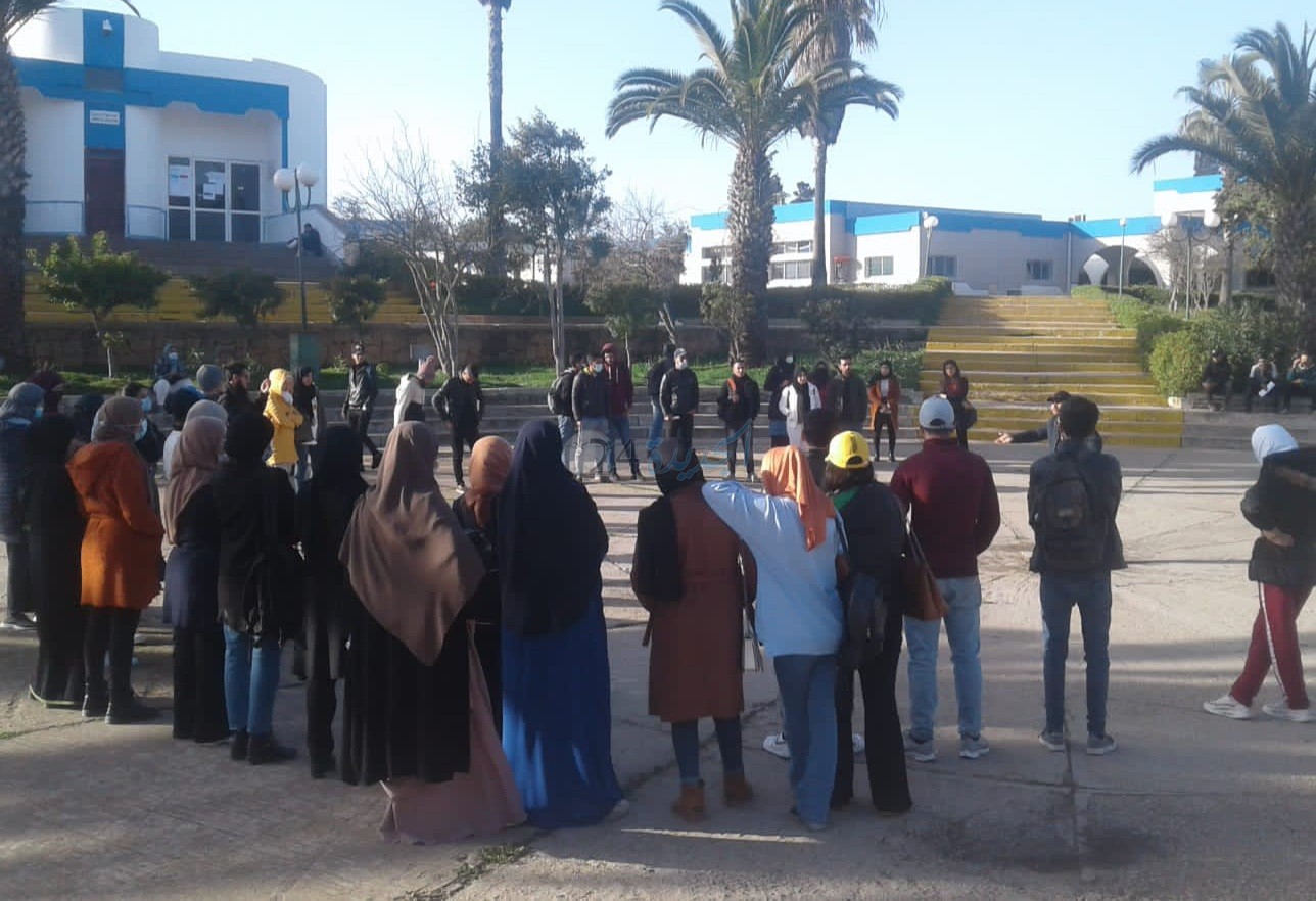 طلبة جامعة شعب الدكالي يطالبون بتأجيل الامتحانات بعد الارتفاع الكبير في عدد الإصابات بكورونا 