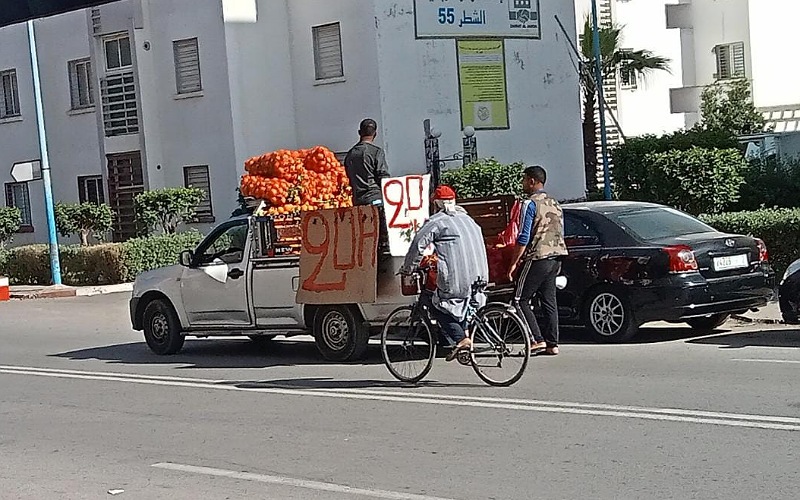 ظاهرة جديدة للباعة المتجولين بمدينة الجديدة .. استعمال مكبرات الصوت لعرض السلع في الشارع العام 