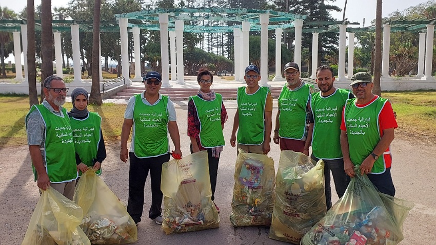 فيدرالية جمعيات الاحياء السكنية تنظم حملة تطوعية لتنظيف حديقة محمد الخامس بالجديدة 