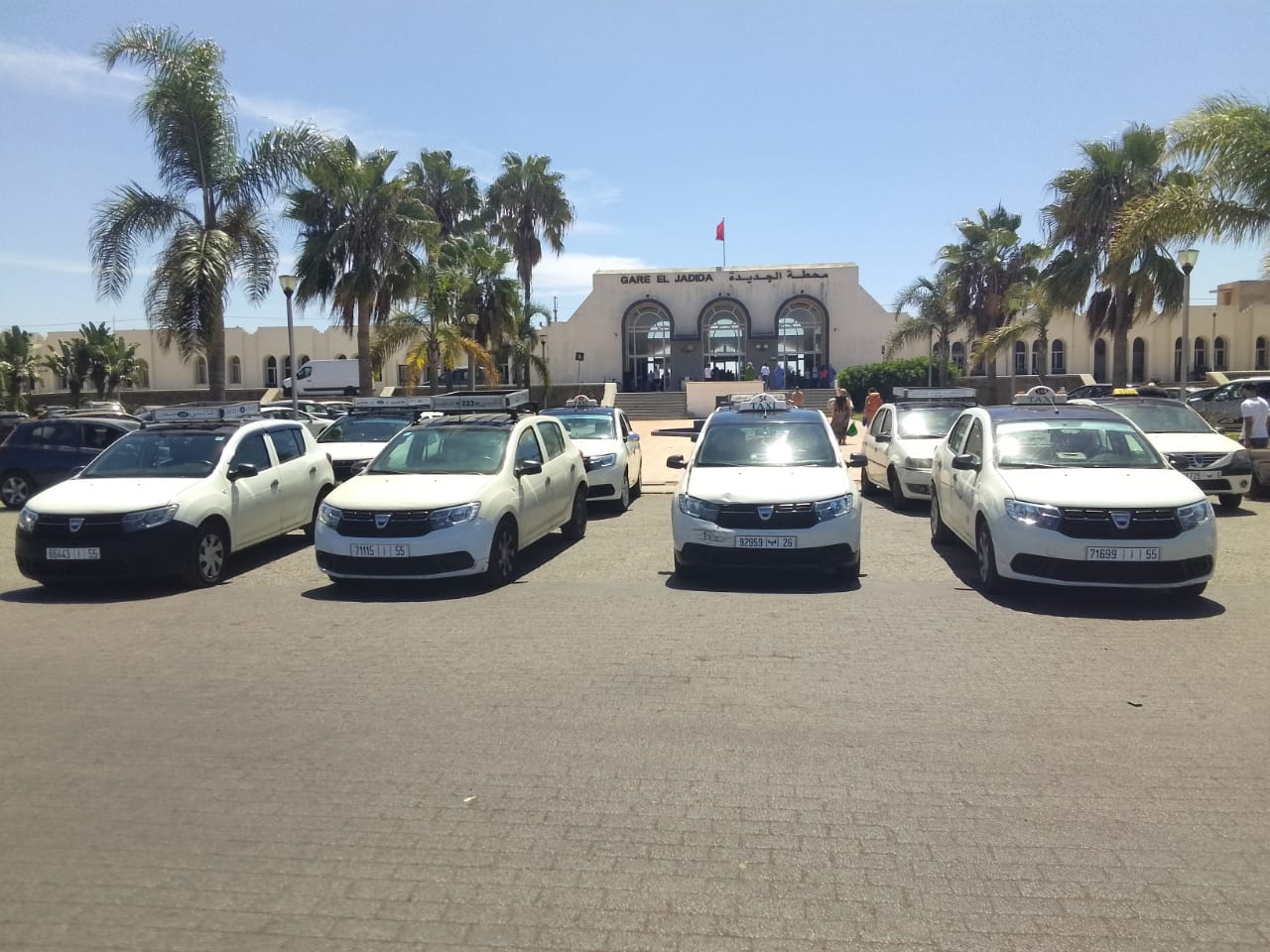 فوضى التوقف أمام محطة القطار بالجديدة