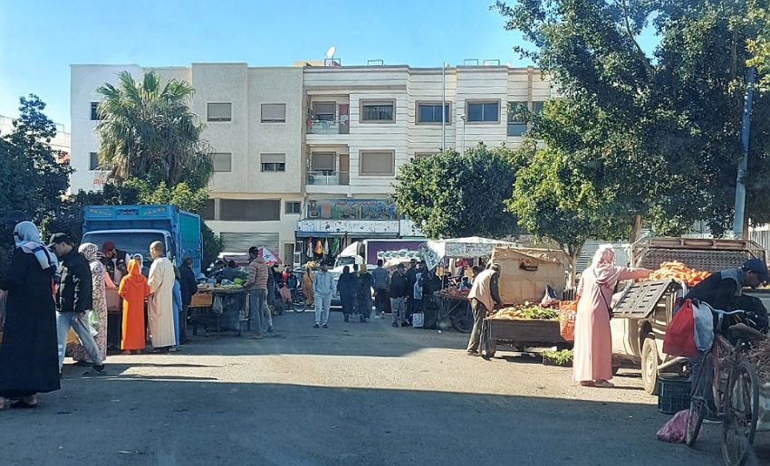بوادر تشكل سوق يومي للخضر والفواكه قرب مدرسة لالة سلمى بحي المطار بالجديدة 