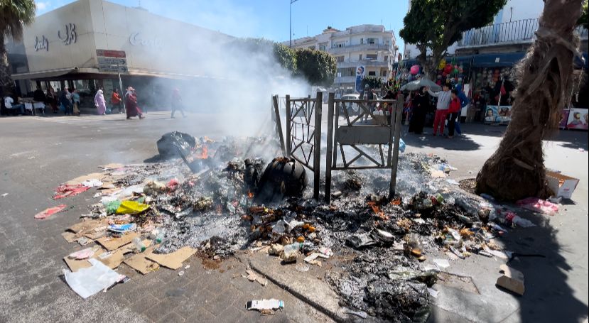 أزمة النفايات بالجديدة.. غاضبون من ساكنة المدينة يضرمون النار في حاويات القمامة