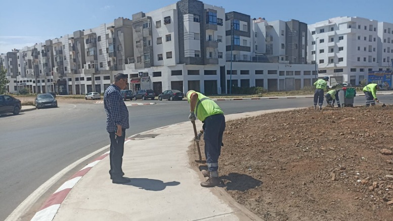 بالصور.. رئيس الملحقة الإدارية الرابعة بالجديدة يقود حملة للنظافة في شوارع المدينة  