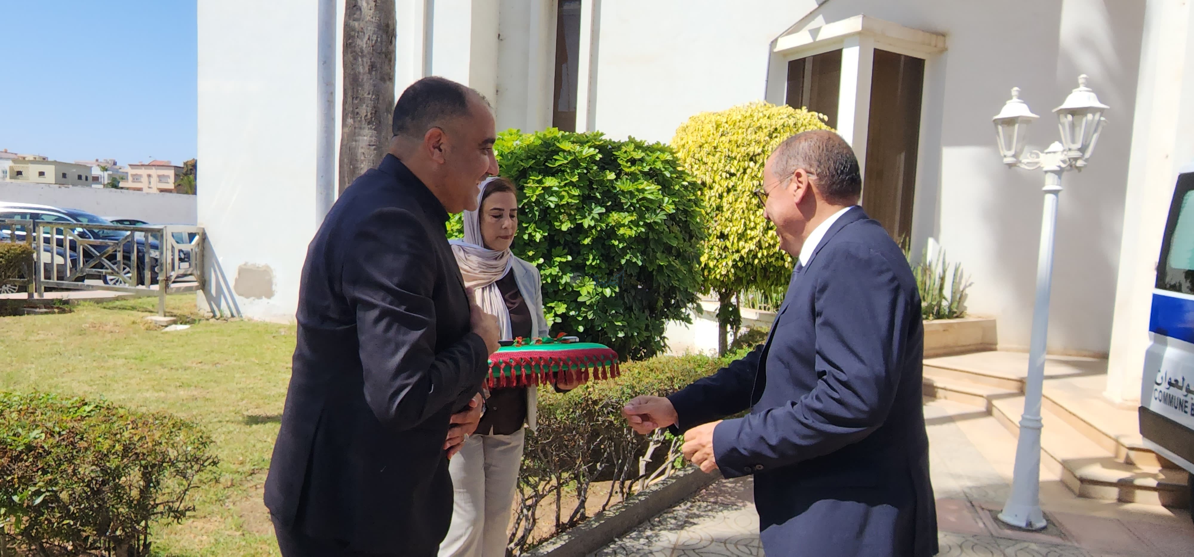 عامل إقليم الجديدة يشرف على توزيع 6 سيارات للنقل المدرسي و سيارتين للا سعاف بمناسبة عيد العرش