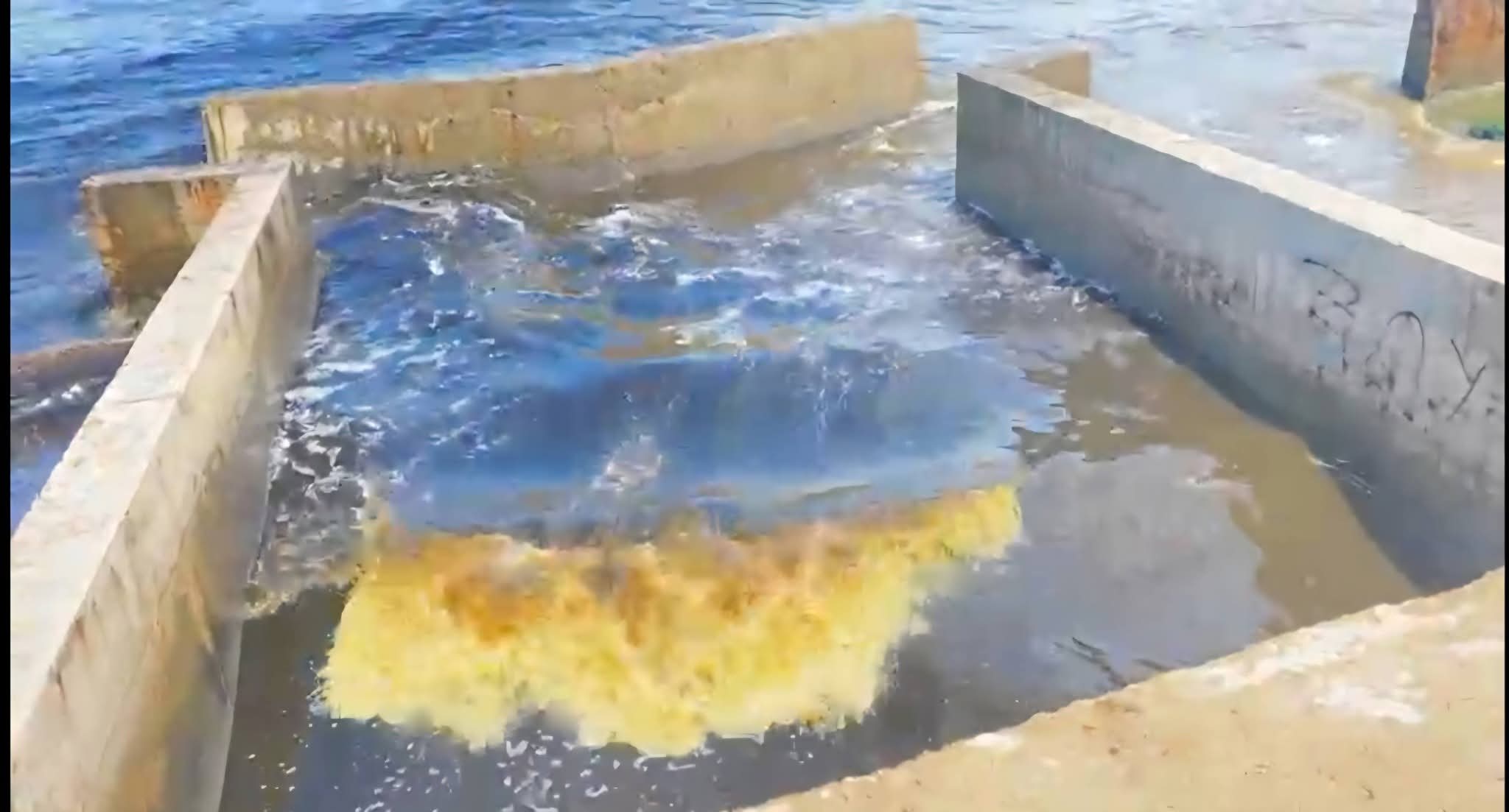 فضيحة بيئية قرب الحريسة الجهوية بالجديدة.. قنوات تصريف مياه الأمطار تتحول إلى مصب لمخلفات صناعية